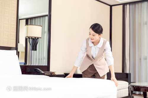 精于細節，始于床鋪 酒店管理中保潔員鋪床的藝術與規范